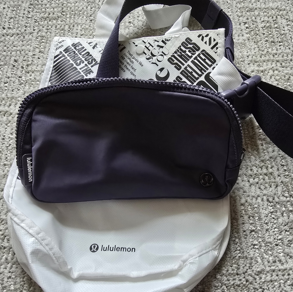 Lululemon  Belt Bag/ Nightfall